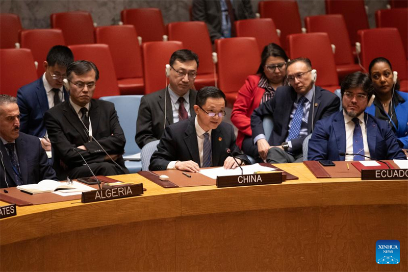 Ο Ντάι Μπινγκ (κέντρο, εμπρός), ο επιτετραμμένος της Μόνιμης Αποστολής της Κίνας στα Ηνωμένα Έθνη, μιλάει κατά τη διάρκεια έκτακτης συνεδρίασης του Συμβουλίου Ασφαλείας του ΟΗΕ που πραγματοποιήθηκε στην έδρα του ΟΗΕ στη Νέα Υόρκη, 14 Απριλίου 2024. (Xinhua / Xie E )