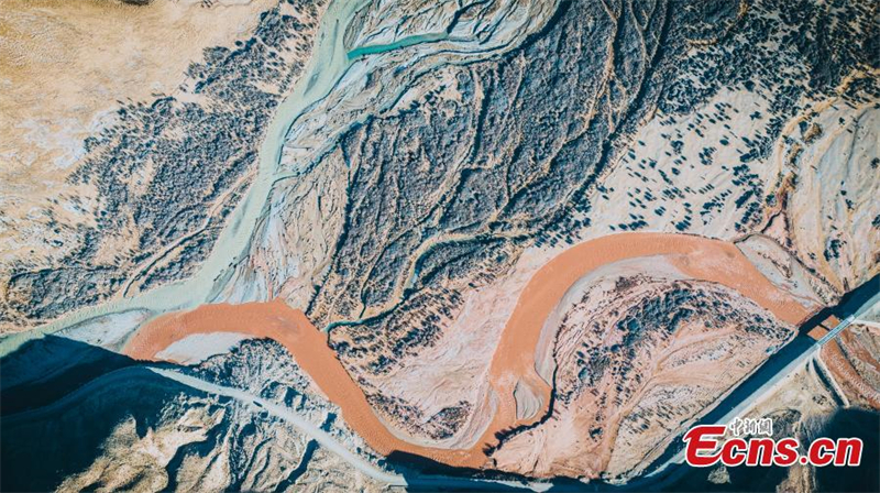 Η σύγκλιση δύο ποταμών αποκαλύπτει μια εκπληκτική σκηνή καθώς οι δύο πηγές νερών αντανακλούν εντελώς διαφορετικά χρώματα στην κομητεία Ντουλάν, στην επαρχία Τσινγκχάι, της βορειοδυτικής Κίνας, στις 7 Απριλίου 2024. (Φωτογραφία από την China News Service)