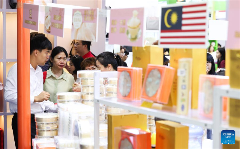 Οι επισκέπτες εξετάζουν προϊόντα από τη Μαλαισία στην 4η CICPE στην πόλη Χαϊκού της επαρχίας Χαϊνάν, στις 16 Απριλίου. (Φωτογραφία / Xinhua)