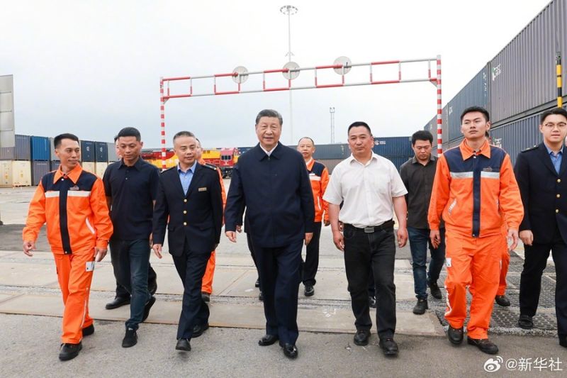 Ο Σι Τζινπίνγκ επιθεωρεί την πόλη Τσονγκτσίνγκ