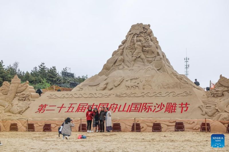 Πραγματοποιήθηκε το 25ο Διεθνές Φεστιβάλ Γλυπτών Άμμου της πόλης Τζοουσάν στη επαρχία Τζετζιάνγκ της Ανατολικής Κίνας
