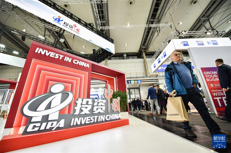 Επισκέπτες περνούν από τον εκθεσιακό χώρο "Επενδύσεις στην Κίνα" στην έκθεση Messe του Ανόβερου, στις 22 Απριλίου. (Φωτογραφία / Xinhua)