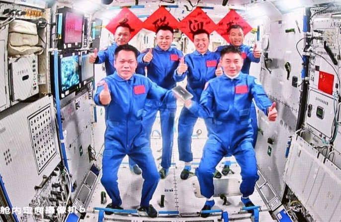 Οι αστροναύτες του διαστημόπλοιου Shenzhou-18 εισέρχονται στο διαστημικό σταθμό