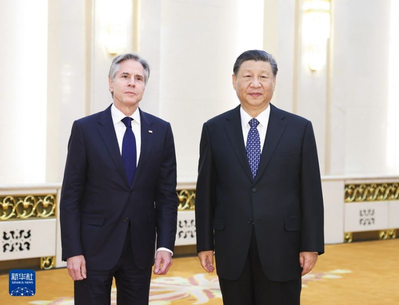 Ο Κινέζος Πρόεδρος Σι Τζινπίνγκ συναντήθηκε με τον υπουργό Εξωτερικών των ΗΠΑ Άντονι Μπλίνκεν στο Μέγαρο του Λαού στο Πεκίνο, στις 26 Απριλίου.