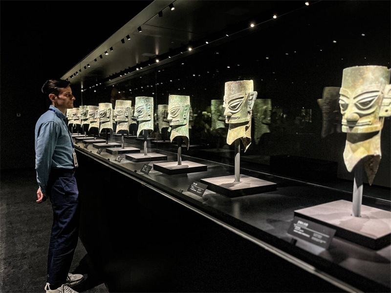 Ο ξένος εμπειρογνώμονας Όλιβερ της Λαϊκής Καθημερινής Online επισκέφτηκε το Μουσείο Σανσινγκντουέϊ. (Φωτογραφία / Λαϊκή Καθημερινή Online)
