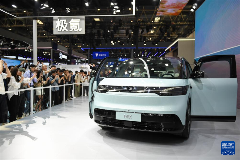 Πολλά νέα μοντέλα εκτίθενται στην Διεθνή Έκθεση Αυτοκινήτου του Πεκίνου για το 2024, προσελκύοντας πολλούς επισκέπτες. (Φωτογραφία / Xinhua)