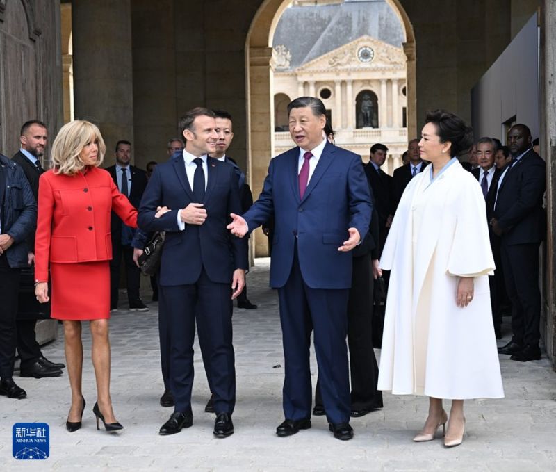 Ο πρόεδρος Σι Τζινπίνγκ έφτασε στο Μέγαρο των Ηλυσίων και τον υποδέχτηκε θερμά ο πρόεδρος Μακρόν