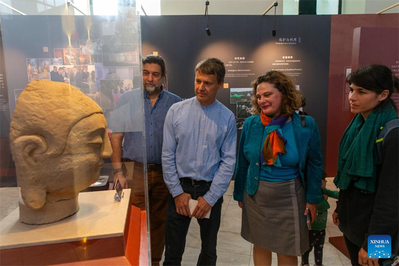 Κόσμος επισκέπτεται την έκθεση για τα κινεζικά σπήλαια στην Αθήνα
