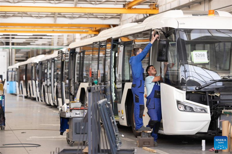 Εργαζόμενοι της TAM εργάζονται στη γραμμή παραγωγής ηλεκτρικών λεωφορείων στη Σλοβενία, στις 14 Ιουνίου. (Φωτογραφία / Xinhua)