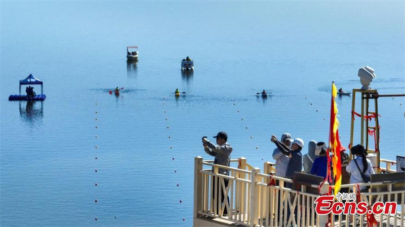 Το China Kayak Marathon Open στη λίμνη Μπόστεν στο Σιντζιάνγκ