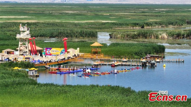 Το China Kayak Marathon Open στη λίμνη Μπόστεν στο Σιντζιάνγκ