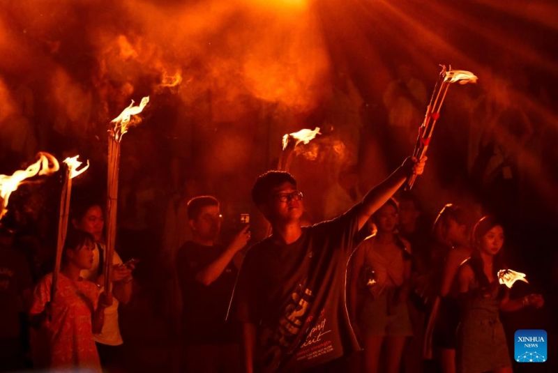Φεστιβάλ Πυρσού γιορτάζεται στην νοτιοδυτική Κίνα