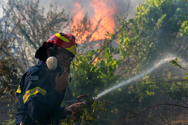 Μαζική πυρκαγιά φτάνει στα προάστια της Αθήνας, με 100.000 στρέμματα να καίγονται