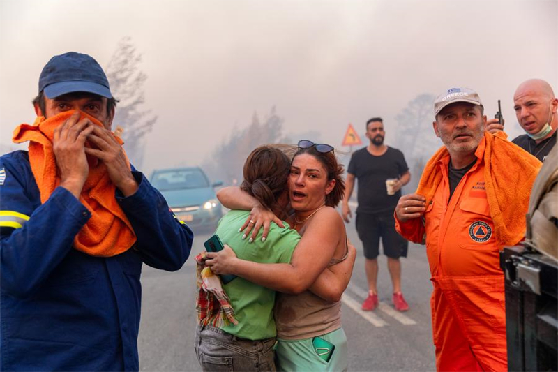 Μαζική πυρκαγιά φτάνει στα προάστια της Αθήνας, με 100.000 στρέμματα να καίγονται