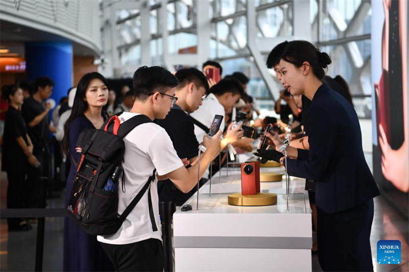 Η Huawei παρουσίασε χτες το πρώτο 3-fold smartphone