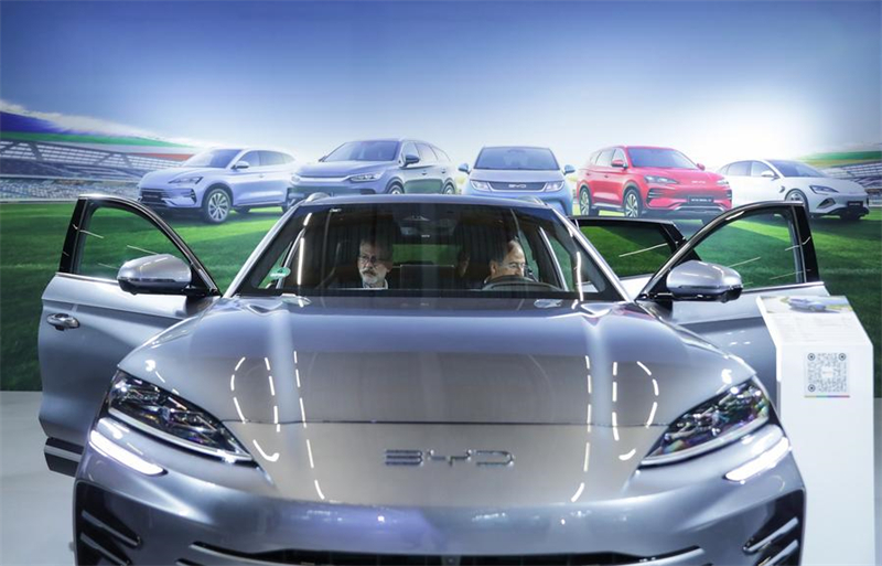 Επισκέπτες στο περίπτερο της BYD(Built Your Dreams, κινεζική μάρκα ηλεκτρικών οχημάτων) στην Γερμανική έκθεση Automechanika στη Φρανκφούρτη, 11/9/2024. Πηγή: Xinhua, Zhang Fan)