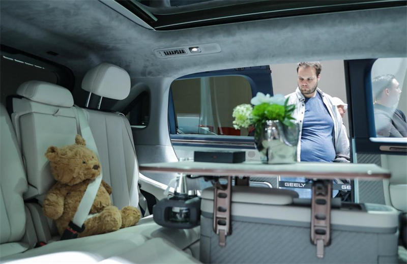 Επισκέπτες στο περίπτερο της Geely (κινεζική μάρκα ηλεκτρικών οχημάτων) στην Γερμανική έκθεση Automechanika στη Φρανκφούρτη, 11/9/2024. Πηγή: Xinhua, Zhang Fan)