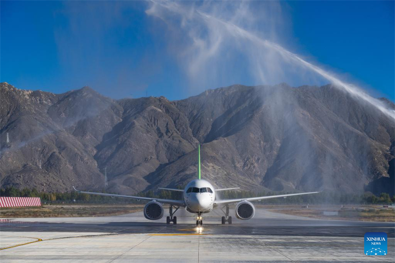 Ένα αεροσκάφος C919 δέχεται έναν τελετουργικό χαιρετισμό με νερό κατά την άφιξή του στο Διεθνές Αεροδρόμιο Λάσα Γκονγκγκάρ στη πόλη Λάσα της Αυτόνομης Περιοχής Σιζάνγκ, στις 19 Σεπτεμβρίου. (Φωτογραφία / Xinhua)