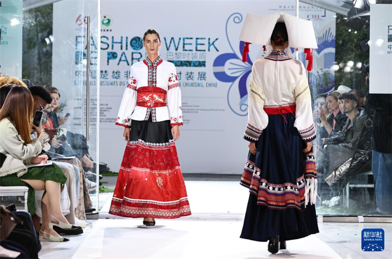 Μοντέλα επιδεικνύουν τη μόδα στην Έκθεση Μόδας της Ένδυσης Tσουσιόνγκ Άυλης Πολιτιστικής Κληρονομιάς της Κίνας που πραγματοποιήθηκε στο Παρίσι της Γαλλίας. (Φωτογραφία / Xinhua)