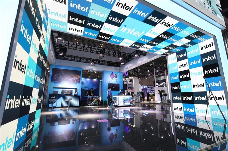 Εργαζόμενοι της Intel στήνουν το περίπτερο της εταιρεία κατά τη 5η Διεθνή Έκξθεση Εισαγωγών-Εξαγωγών στη Σαγκάη, 02/11/2022. Φωγραφία: Xinhua