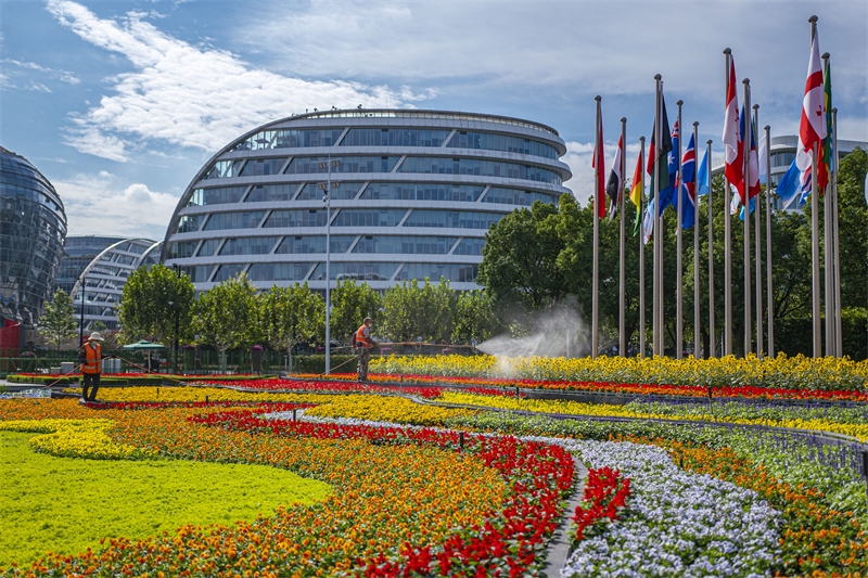 Με όμορφα λουλούδια καλωσορίζεται η Διεθνής Έκθεση Εισαγωγών της Κίνας