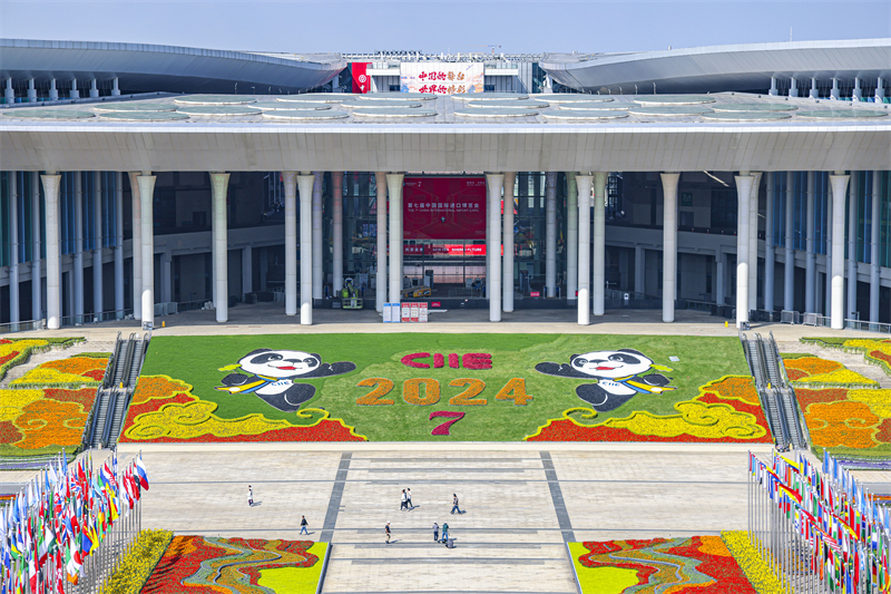 Με όμορφα λουλούδια καλωσορίζεται η Διεθνής Έκθεση Εισαγωγών της Κίνας