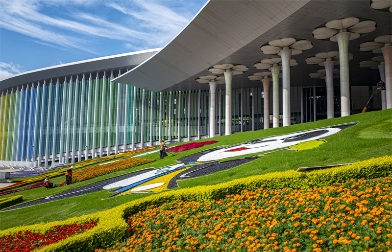 Με όμορφα λουλούδια καλωσορίζεται η Διεθνής Έκθεση Εισαγωγών της Κίνας