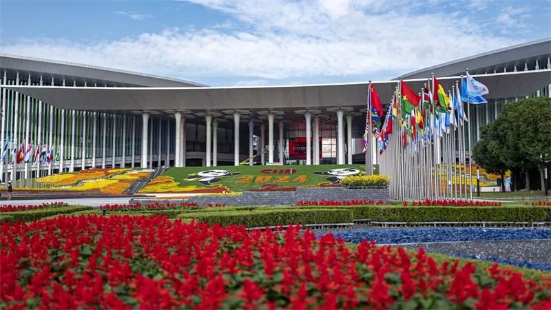 Με όμορφα λουλούδια καλωσορίζεται η Διεθνής Έκθεση Εισαγωγών της Κίνας