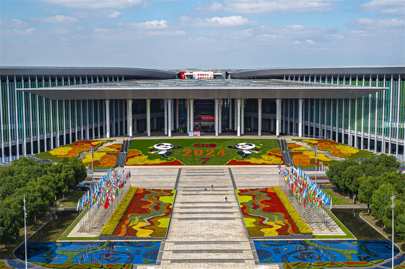 Με όμορφα λουλούδια καλωσορίζεται η Διεθνής Έκθεση Εισαγωγών της Κίνας