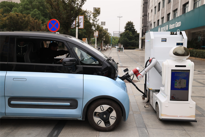 Νέο ενεργειακό ρομπότ φόρτισης οχημάτων «έπιασε δουλειά»