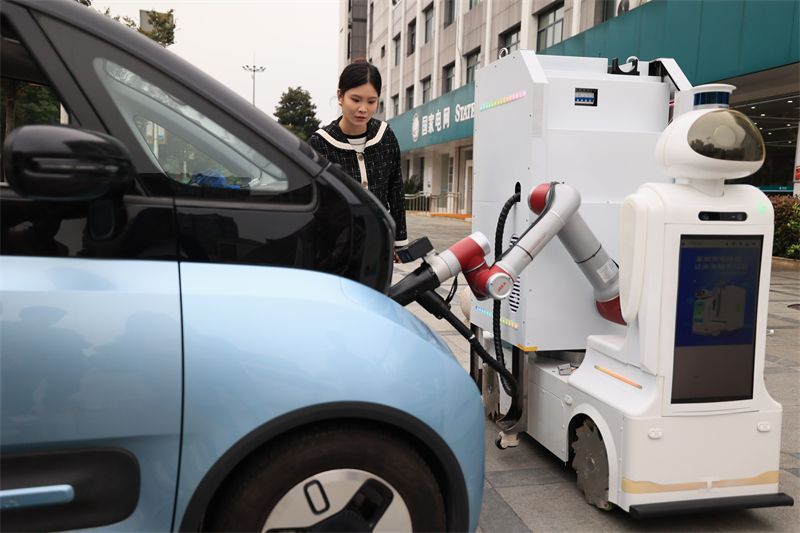 Νέο ενεργειακό ρομπότ φόρτισης οχημάτων «έπιασε δουλειά»