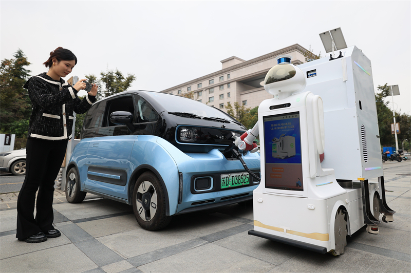 Νέο ενεργειακό ρομπότ φόρτισης οχημάτων «έπιασε δουλειά»