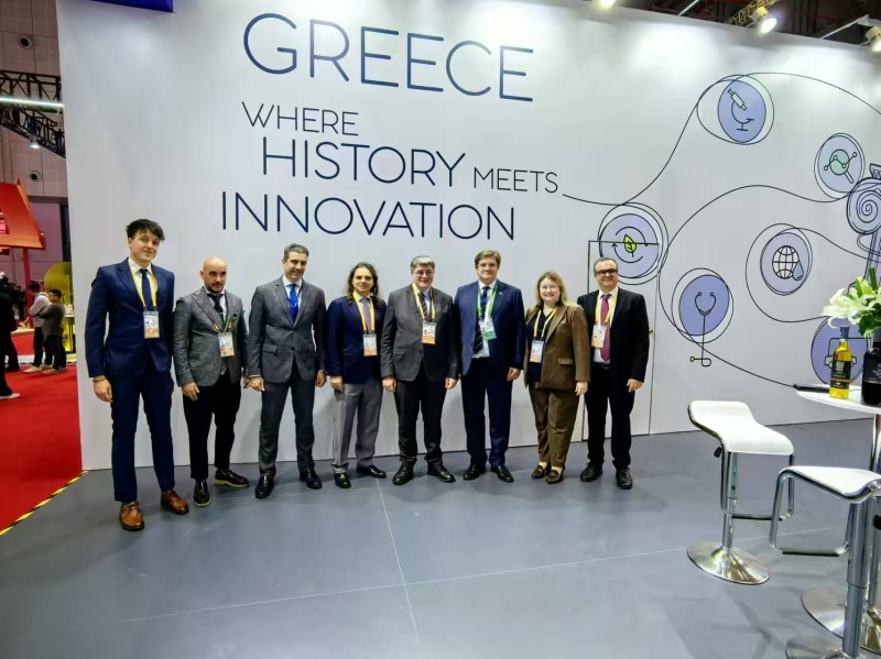 Έλληνες αξιωματούχοι στη CIIE με το περίπτερο της Ελλάδας να κεντρίζει συνεχώς τα βλέμματα των επισκεπτών της έκθεσης