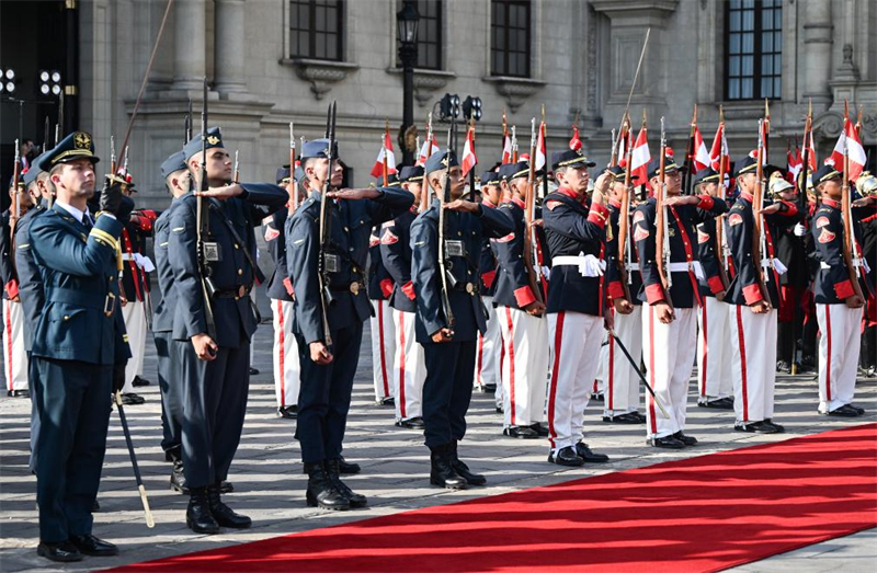 Ο Σι παρευρίσκεται στην τελετή υποδοχής που διοργανώθηκε από την Πρόεδρο του Περού