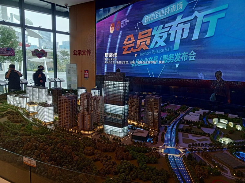 Το Τεχνολογικό Πάρκο Hong Leon αποτελεί ένα χαρακτηριστικό παράδειγμα του ρόλου του Longgang στην προώθηση της υψηλής τεχνολογίας της Shenzhen. Το πάρκο φιλοξενεί πολλές καινοτόμες επιχειρήσεις και λειτουργεί ως ένας συνεργατικός κόμβος, προσφέροντας στις εταιρείες υψηλής τεχνολογίας έναν χώρο έρευνας, ανάπτυξης και εφαρμογής προηγμένων λύσεων. Το Hong Leon δίνει έμφαση στην ενσωμάτωση βιώσιμων πρακτικών συμβάλλοντας στην προσπάθεια της Shenzhen να ισορροπήσει την οικονομική ανάπτυξη με την περιβαλλοντική ευθύνη. Τεχνολογικό Πάρκο Hong-Leon, 25/11/2024 Φωτογραφία: Λαϊκή Ημερησία