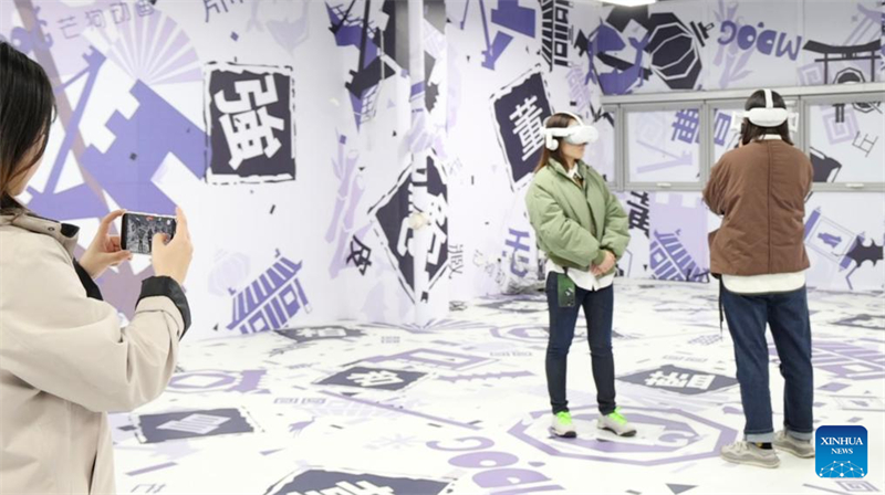 Επισκέπτες δοκιμάζουν συσκευές VR στο Κέντρο Προώθησης της Ψηφιακής Υπηρεσίας BlueFocus (Tianjin), στον Δήμο Tianjin, στη βόρεια Κίνα, στις 15 Νοεμβρίου 2024. Φωτογραφία: Xinhua