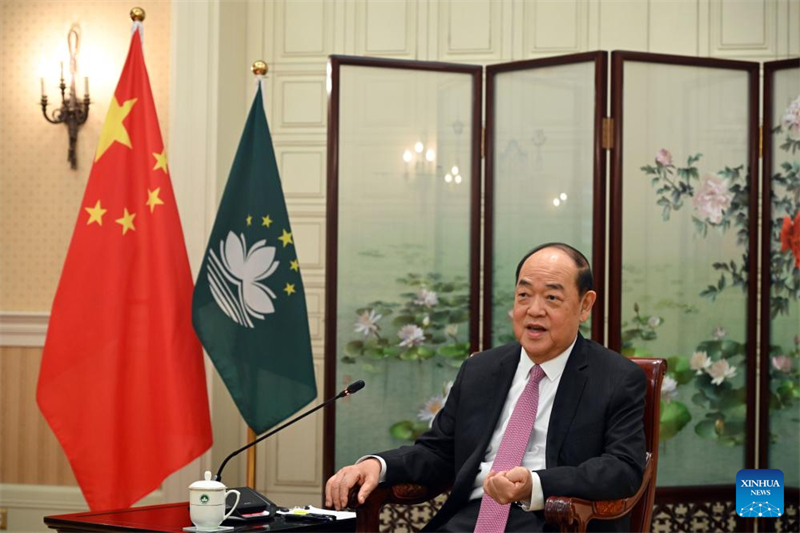 Ο Χο Ιατ Σενγκ, επικεφαλής εκτελεστικός της Ειδικής Διοικητικής Περιοχής Μακάο (SAR), δίνει συνέντευξη στο Xinhua στο Μακάο, νότια Κίνα, 20 Νοεμβρίου 2024. (Φωτογραφία / Xinhua)