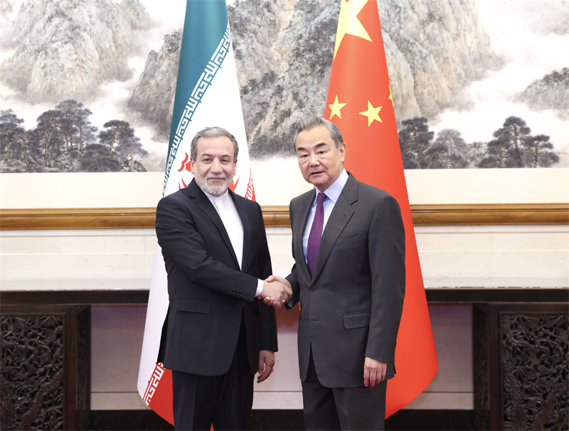 Ο Υπουργός Εξωτερικών της Κίνας, Wang Yi, συναντά τον Ιρανό Υπουργό Εξωτερικών, Abbas Araghchi, στο Πεκίνο, 28 Δεκεμβρίου 2024. (Φωτογραφία / Xinhua)