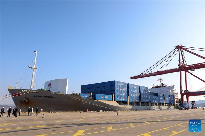 Στη φωτογραφία αυτή φαίνεται το πλοίο Kawa Ningbo, το πρώτο εμπορικό πλοίο που θα ταξιδέψει στη νέα άμεση διαδρομή Ningbo-Wilhelmshaven, να δένει στο λιμάνι Ningbo Zhoushan στη Νιγκμπο, επαρχία Ζετζιάνγκ, στην ανατολική Κίνα, στις 30 Δεκεμβρίου 2024. (Φωτογραφία / Xinhua)