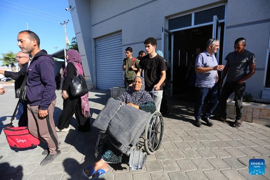 Παλαιστίνιοι μετανάστες αφήνουν πίσω τους την Γάζα και περιμένουν να μεταφερθούν ασφαλώς στην Ευρωπαϊκή Ήπειρο. (Φωτογραφία / Xinhua)