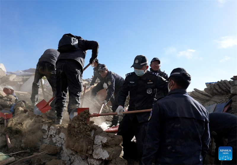 Διασώστες πραγματοποιούν επιχειρήσεις διάσωσης σε ένα χωριό της Κοινότητας Τσανγκσούο, στην Επαρχία Ντινγκρί, στη Σιγκάτζε, στην Αυτόνομη Περιοχή του Θιβέτ στη νοτιοδυτική Κίνα, στις 7 Ιανουαρίου 2025. (Φωτογραφία / Xinhua)