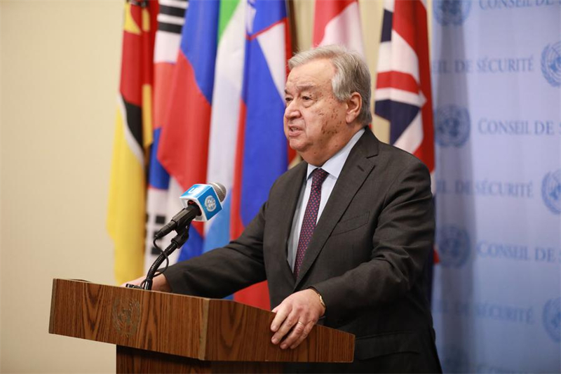 Ο Γενικός Γραμματέας του ΟΗΕ, Αντόνιο Γκουτέρες, μιλά στους δημοσιογράφους έξω από την Αίθουσα του Συμβουλίου Ασφαλείας στα κεντρικά γραφεία του ΟΗΕ στη Νέα Υόρκη, στις 5 Δεκεμβρίου 2024. Φωτογραφία: Xinhua