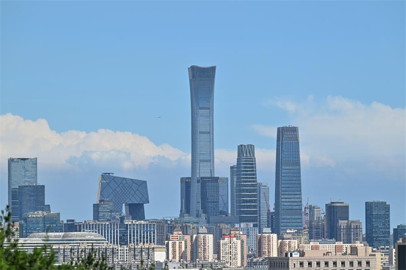 Φωτογραφία που τραβήχτηκε από το λόφο Jingshan στις 12 Αυγούστου 2024, δείχνει τους ουρανοξύστες της κεντρικής επιχειρηματικής περιοχής (CBD) του Πεκίνο κατά τη διάρκεια μιας ηλιόλουστης μέρας. (Φωτογραφία / Xinhua)