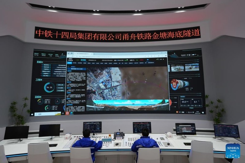 Τεχνικοί από την China Railway 14th Bureau Group Co., Ltd. πραγματοποιούν απομακρυσμένη διαχείριση κατασκευής μέσω της έξυπνης πλατφόρμας παρακολούθησης και διαχείρισης έργου της υποθαλάσσιας σήραγγας Jintang της σιδηροδρομικής γραμμής Ningbo-Zhoushan στην επαρχία Zhejiang, ανατολική Κίνα, στις 25 Φεβρουαρίου 2025.