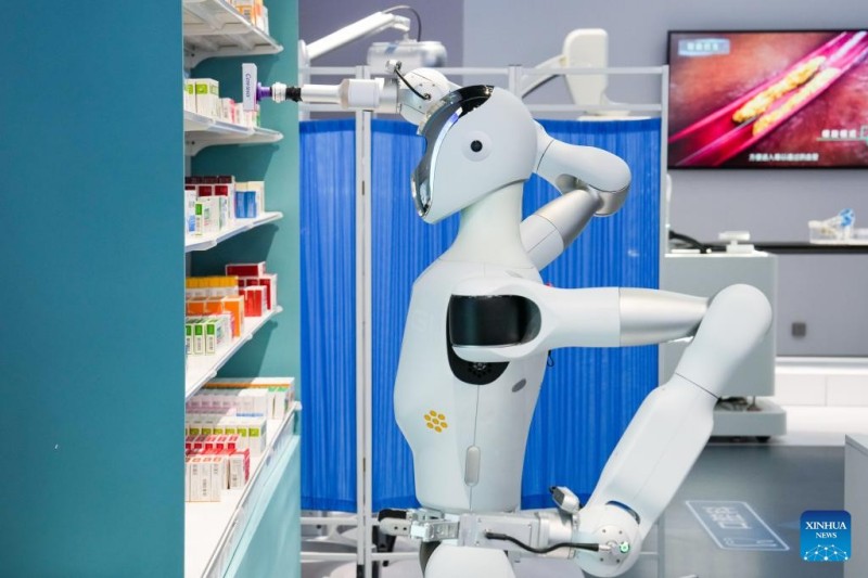 Ένα ρομπότ της Galbot λειτουργεί χωρίς σενάριο στον Κόσμο των Ρομπότ του Πεκίνου, στην πρωτεύουσα της Κίνας, στις 24 Φεβρουαρίου 2025.