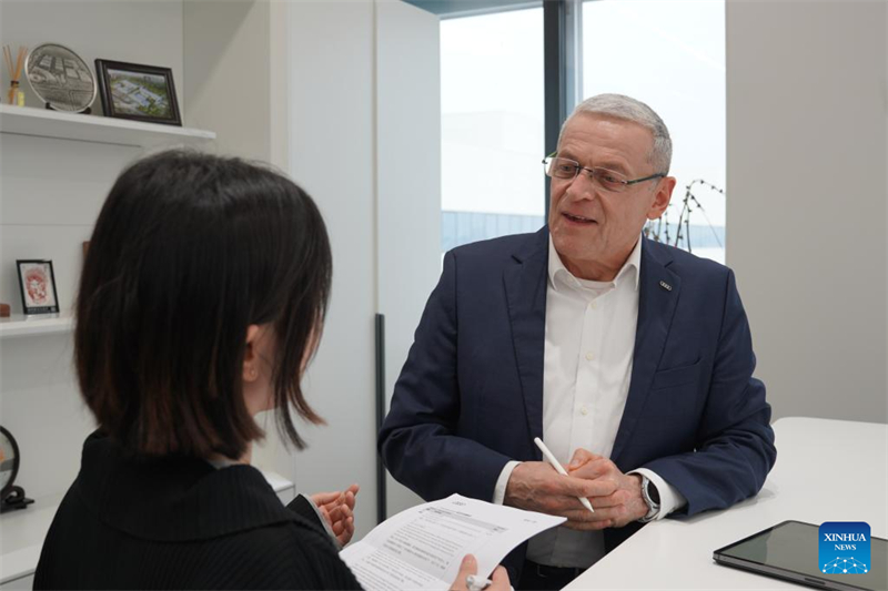 Ο Helmut Stettner, Διευθύνων Σύμβουλος της Audi FAW NEV Co., Ltd., μιλά κατά τη διάρκεια συνέντευξης στο Xinhua στο Changchun, στην επαρχία Jilin στη βορειοανατολική Κίνα, στις 20 Μαρτίου 2025. (Φωτογραφία / Xinhua)