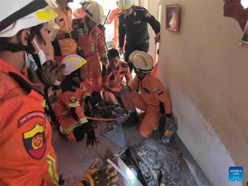 Αυτή η φωτογραφία, που λήφθηκε στις 1 Απριλίου 2025, δείχνει την επιχείρηση διάσωσης μιας παγιδευμένης γυναίκας στη Νέι Πι Τάου, Μιανμάρ. Μια 63χρονη γυναίκα, η οποία ήταν παγιδευμένη κάτω από τα συντρίμμια για 91 ώρες μετά από έναν ισχυρό σεισμό στη Μιανμάρ, διασώθηκε την Τρίτη στη Νέι Πι Τάου, σύμφωνα με την Υπηρεσία Πυροσβεστικής της Μιανμάρ (MFSD). (Φωτογραφία / Xinhua)