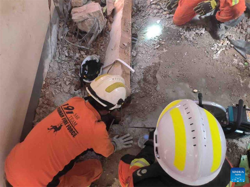 Αυτή η φωτογραφία, που λήφθηκε στις 1 Απριλίου 2025, δείχνει την επιχείρηση διάσωσης μιας παγιδευμένης γυναίκας στη Νέι Πι Τάου, Μιανμάρ. Μια 63χρονη γυναίκα, η οποία ήταν παγιδευμένη κάτω από τα συντρίμμια για 91 ώρες μετά από έναν ισχυρό σεισμό στη Μιανμάρ, διασώθηκε την Τρίτη στη Νέι Πι Τάου, σύμφωνα με την Υπηρεσία Πυροσβεστικής της Μιανμάρ (MFSD). (Φωτογραφία / Xinhua)