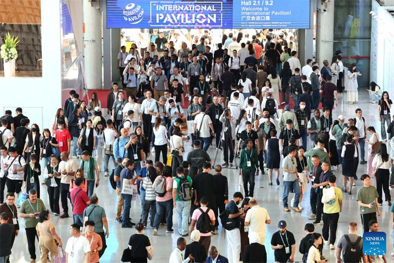 Επισκέπτες περιηγούνται στην 137η Έκθεση Εισαγωγών και Εξαγωγών της Κίνας στην Γκουανγκτζόου, επαρχία Γκουανγκντόνγκ της νότιας Κίνας, στις 15 Απριλίου 2025. (Φωτογραφία / Xinhua)