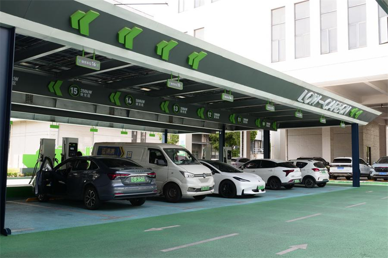 Η φωτογραφία δείχνει έναν σταθμό φόρτισης που τροφοδοτείται από ηλιακή ενέργεια σε βιομηχανικό πάρκο στο Λιγιάνγκ, Τζιανγκσού, 17 Απριλίου 2025. (Φωτογραφία / Xinhua)